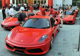 Các đại gia Singapore lái xe “khủng” đi ăn tối