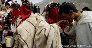 Năm mới ra chợ, mua vợ đẹp như hoa