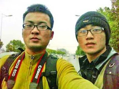 Hai sinh viên đi bộ 400 cây số về quê ăn Tết