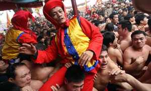 Hãy là “siêu nhân” để chơi hội làng Đồng Kỵ