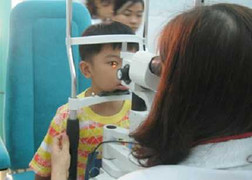 Que hương đâm vào mắt, bé 8 tuổi nhập viện