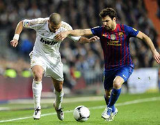 Sau Messi tới lượt Fabregas bị Pepe cho ăn vả