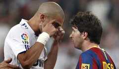 Messi phục hận Pepe bằng một...thẻ vàng
