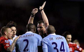 Giống Real, Man City cũng