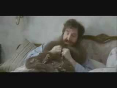 Há hốc mồm nhìn chim làm tổ trên... râu