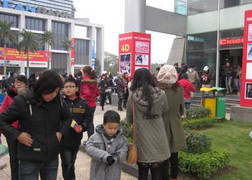 Đầu năm, 'cò' vé hoành hoành các rạp chiếu phim