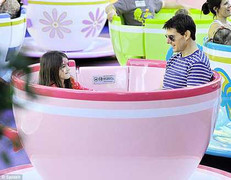 Suri và bố ngồi trong tách trà khổng lồ