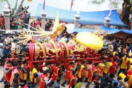 Hàng nghìn người nô nức trẩy hội pháo Đồng Kỵ