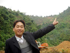 Chàng trai bán trâu làm đường lên núi