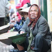 Vợ chồng già bị 7 đứa con đẩy ra đường cùng cỗ quan tài