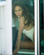Jennifer Lopez khoe đường cong trong đồ bơi một mảnh