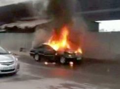 Mùng 5 Tết, “bà hoả” thiêu rụi 14 chiếc ô tô