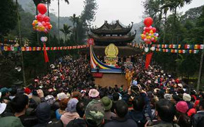 Hơn 5 vạn người đổ về chùa Hương trong ngày khai hội