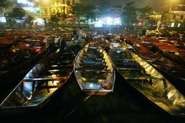 Đội mưa, rét đi khai hội chùa Hương