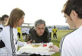 Mourinho mút bánh, thổi nến trên sân tập