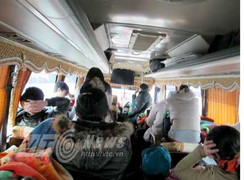 Sau Tết: Giá vé tăng, đường tắc, hành khách bị hành xác