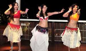 Du học sinh múa bụng, khoe vũ đạo chào năm mới