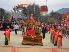 Ảnh: Mùng 7, rủ nhau về rước “mẹ Âu Cơ”