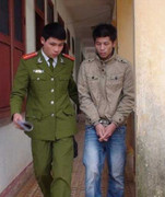 Cưỡng dâm, bỏ bạn gái trần truồng ở cổng trường học