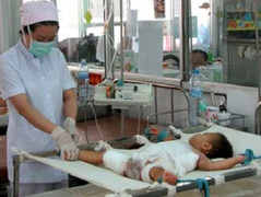 Với tay trúng nồi nước đang sôi, bé 3 tuổi nhập viện