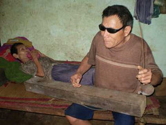 Ông lão mù 10 năm nuôi vợ liệt giường