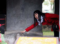 Hình ảnh không đẹp tại Văn miếu Quốc Tử Giám