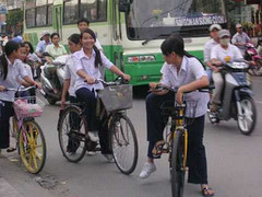 Không thể để học sinh THPT rời trường lúc 7h tối