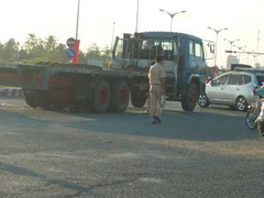 Cần Thơ: Cô gái chết thảm dưới gầm xe tải