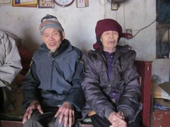 Gặp vợ chồng già bị con vứt ra đường với cỗ quan tài