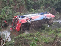 Quảng Bình: Xe khách mất lái, rơi xuống vực sâu