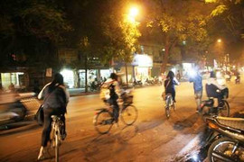 Chưa phải về muộn, HS vẫn nán lại tận khi trời tối