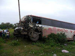 Xe khách bị tông nát đầu, nhiều khách bị thương