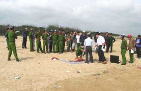 Xác thiếu nữ chết trên bãi biển