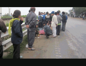 Nam thanh niên chết thảm khi băng qua đường