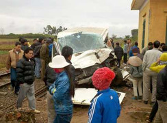 Nhân viên gác chắn ngủ quên, tàu đâm nát ô tô 16 chỗ