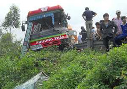 Quảng Nam: Xe khách mất lái, suýt lao xuống hố sâu