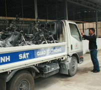 Cần Thơ: 3 xe máy cháy dữ dội trên xe cảnh sát