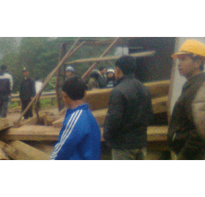 Xe chở gỗ lậu lật, một người chết oan