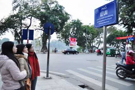 Giới trẻ Hà Nội thích thú học lịch sử trên biển tên phố