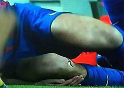 Vào bóng nguy hiểm, đầu gối của Busquets lòi xương