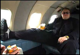 Hé mở cuộc sống đế vương của ông trùm 37 tuổi