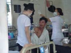 Hai anh em ruột bị ong mật đốt suýt chết