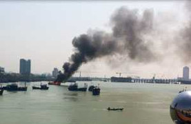 Đà Nẵng: Tàu cá cháy ngùn ngụt giữa sông Hàn