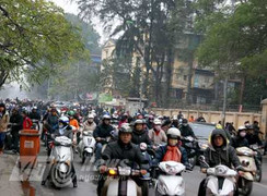 Hà Nội đổi giờ: Tắc chỗ này chuyển sang chỗ khác