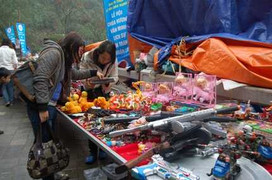 Súng đồ chơi nguy hiểm la liệt tại chùa Hương