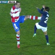 Cố gắng để đối phương...đạp vào ngực