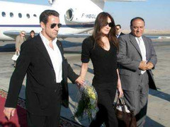 Tổng thống Pháp tiêu tiền như uống nước