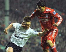 Góc ảnh: Suarez tung cước, móc mắt ngày trở lại