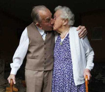 Cuộc hôn nhân 82 năm hạnh phúc: chỉ 1 đêm phải xa nhau