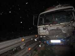 Đường sắt Bắc Nam ùn tắc 2 giờ chỉ vì xe tải